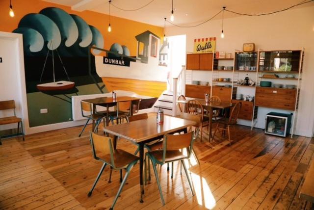 דנבר The Dolphin Inn Hostel מראה חיצוני תמונה
